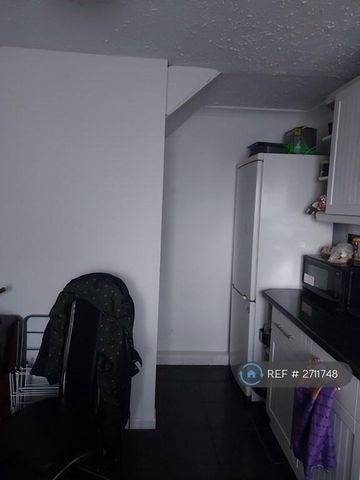 4 bedroom flat to rent - Photo 4