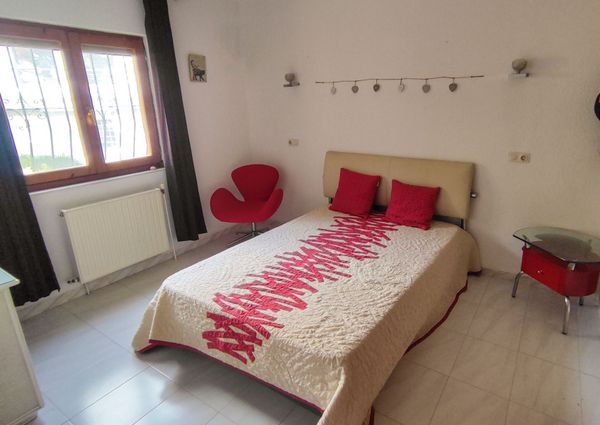 Spacious villa for rent for a long term with sea views and close to Lady Elizabeth school.