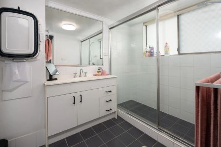 Charming & Updated 3-Bedroom Unit in a Quiet Pocket - Photo 3