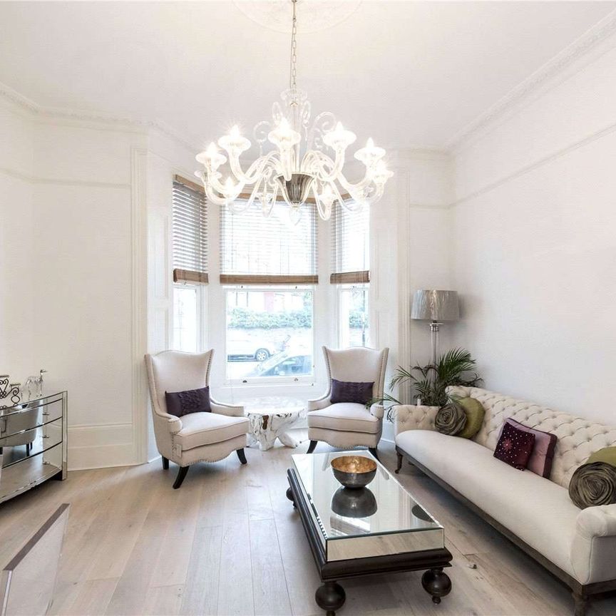 A bright and contemporary apartment to rent positioned on the raised ground floor of a period conversion. - Photo 1