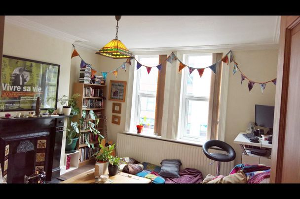 2 Bed Flat, Meanwood Road, LS6 - Photo 1