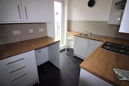 2 bedroom flat to rent - Photo 2