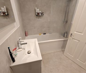 Room in a Shared Flat, The Warren, E12 - Photo 6