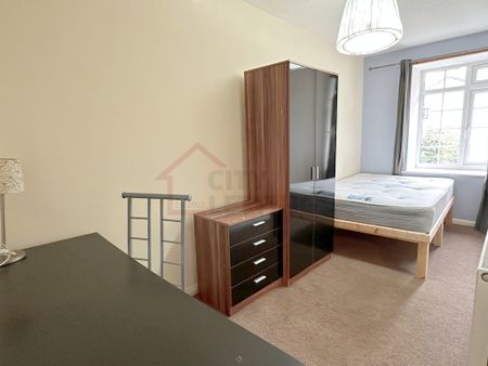 5 Bedroom Town House - Photo 2