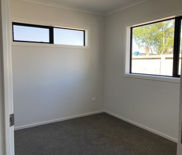 Modern Three bedroom home! - Photo 3