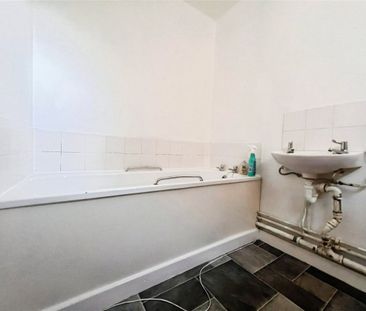 Glaisdale Gardens, Wolverhampton, West Midlands, WV6 - Photo 2