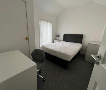 4 bedroom terraced house to rent - Photo 2