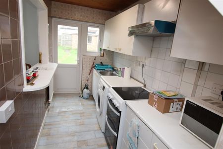 3 bedroom Terraced House to let - Photo 4