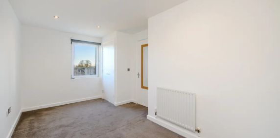 2 bedroom flat in 35 Melliss Avenue - Photo 2