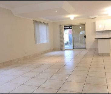 "LARGE 5 BEDROOM FAMILY HOME" - Photo 2