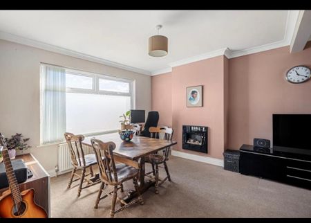 3 bedroom end of terrace house to rent - Photo 4