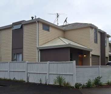 Large Townhouse 3 bedrooms with 2 bathrooms! - Photo 5