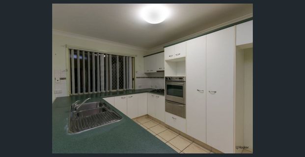 SPACIOUS FAMILY HOME IN QUIET STREET - Photo 1