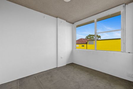 A spacious floor plan featuring two generously sized bedrooms - Photo 3