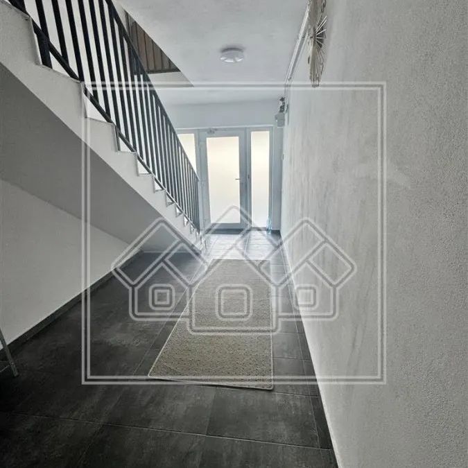 Casa de inchiriat - apartamentata - teren 824 mp, 8 camere - Photo 1