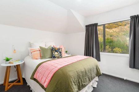 3BR 2.5 bath room Home in Churton Park - Photo 5