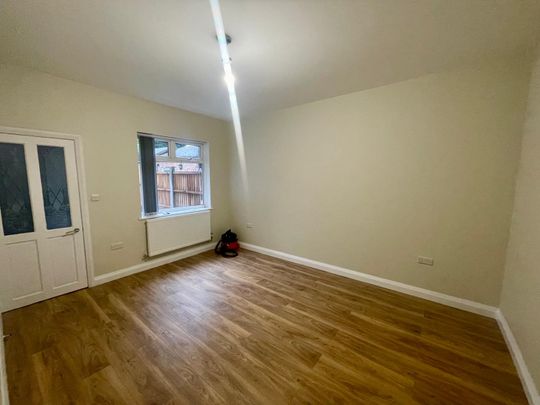 Spacious 2-bed mid-terrace on Warner Street, Derby. Two reception rooms, fitted kitchen, first-floor bathroom. uPVC double glazing, gas heating, landscaped rear garden & on-street parking. Close to city centre, schools & transport links. Available now, unfurnished, family friendly. - Photo 1