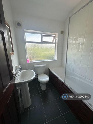 4 bedroom semi-detached house to rent - Photo 2