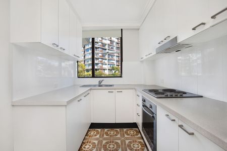 Tranquil Apartment in Prestigious "Bayview Towers" - Photo 4