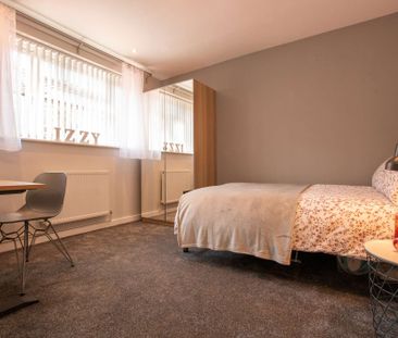 Beautifully renovated house on Coburn Street with top design - Photo 3