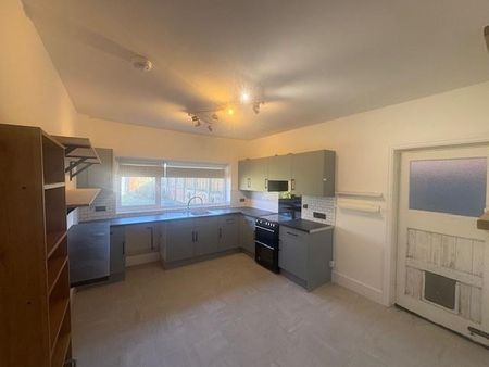 5 bedroom semi-detached house to rent - Photo 5