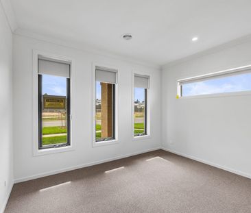 Stunning and spacious throughout, this professional style three bed... - Photo 3