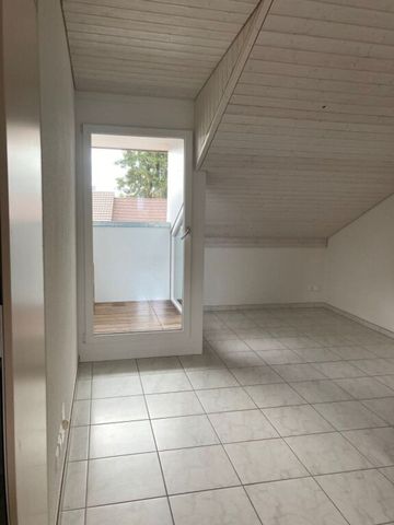 Charmante 3.5-Zimmer-Dachwohnung mit Balkon und Hobbyraum - Photo 3