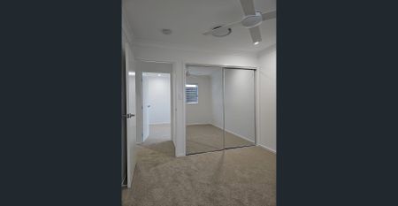 PERFECTLY LOCATED - SPACIOUS 4 BED TOWNHOUSE WITH DUCTED AIRCON - Photo 4