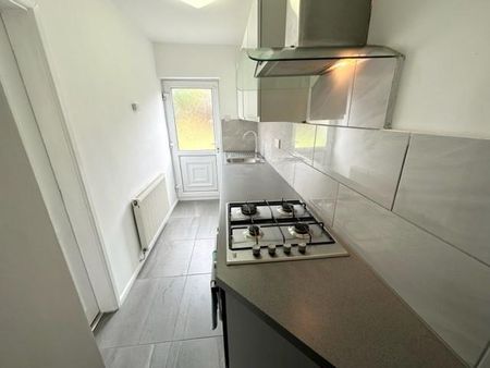 3 bedroom semi-detached house to rent - Photo 4