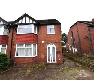 3 bedroom Flat in St Annes Road, Leeds - Photo 1