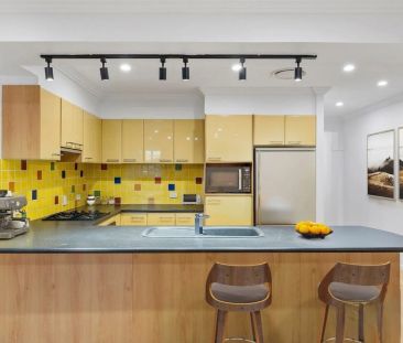 Comfort, Convenience & Modern Family Living - Photo 3