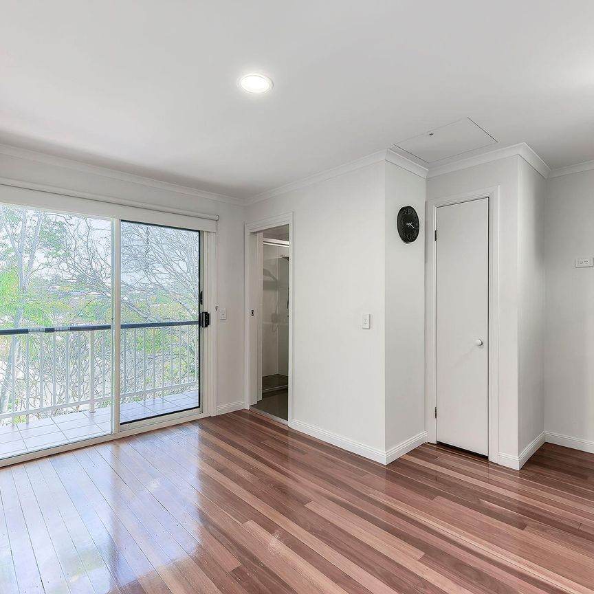 Modern, Stylish Tri Level Townhouse in the heart of Paddington! - Photo 1