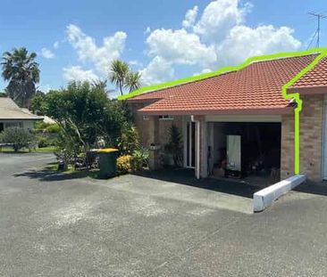 Sunny 3-Bedroom Home with Privacy and Comfort - Photo 2