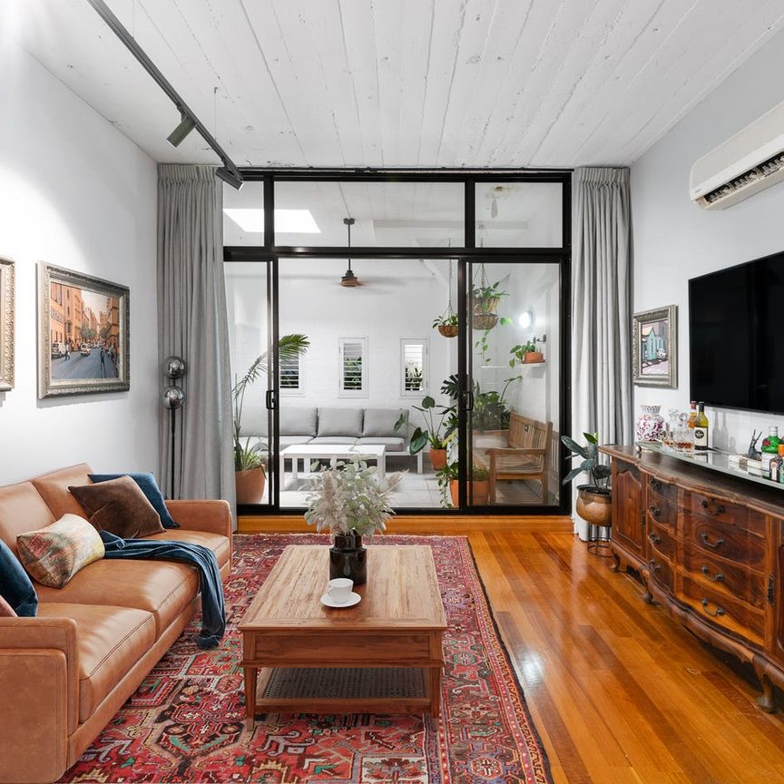 New York-inspired warehouse apartment, steps from James Street - Photo 1