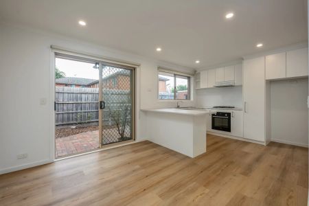 Like New Villa Unit in Prime Location - Photo 5