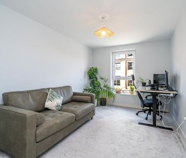 2 Bed Flat, Salamander Place, EH6 - Photo 1