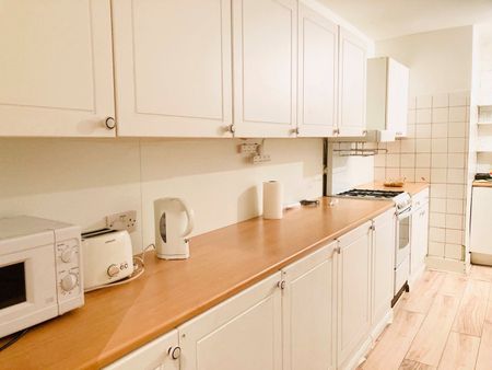 Room in a Shared House, Victoria Way, SE7 - Photo 4