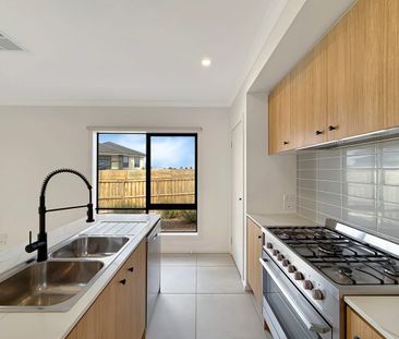 🏡 4-Bedroom House in Brookfield - Photo 3