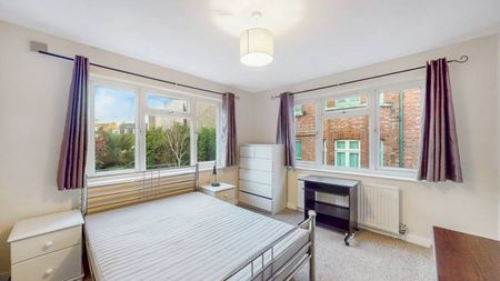 3 Bedroom, 1 bath, 1 reception Flat - Photo 3