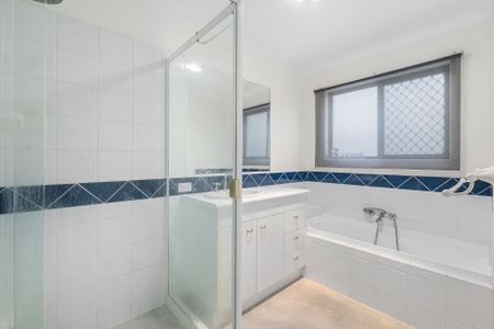 Stunning and Spacious 5-Bedroom Family Home with Exceptional Entertainment Feature - Photo 5