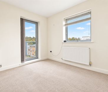2 bedroom Flat in Coombe Way, Farnborough - Photo 1