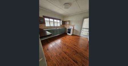 Charming Classic Cottage - 2 Bed | 1 Bath | Massive Garage/Shed | Walk to Waterfront - Photo 5