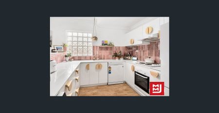 Stylish & Spacious 2-Bedroom Unit in a Prime Coastal Location - Photo 5