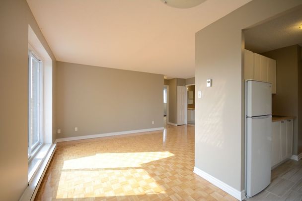 Minutes to Bayshore Shopping Centre; Easy Access to the Queensway - Photo 1