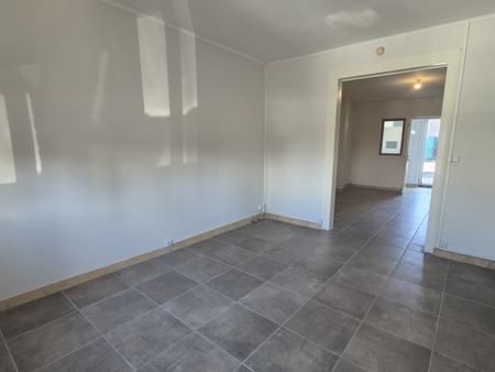 Location Appartement 3 pièces 76m² MAUBEUGE 59600 - Photo 5