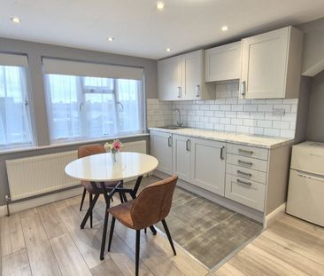 Studio Flat, Weston Drive, HA7 - Photo 2