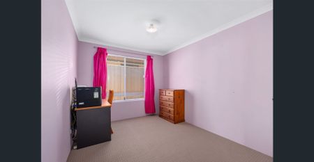 Available NOW. Location Location Location. 2-3min walk (save on parking fee and time) to Train Station. Shopping Centre & School 5min drive. - Photo 2