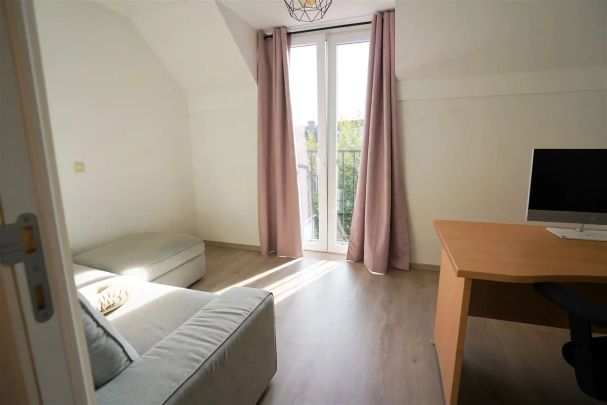 Jonge woning met 2 overrdekte staanplaatsen en kleine tuin - Photo 1