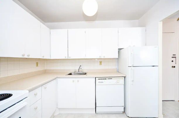 456 McArthur Avenue Apartments — Large 2 bedroom - Photo 1
