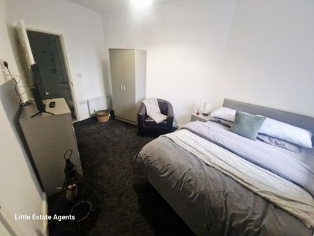 1 bedroom in a house share to rent - Photo 3